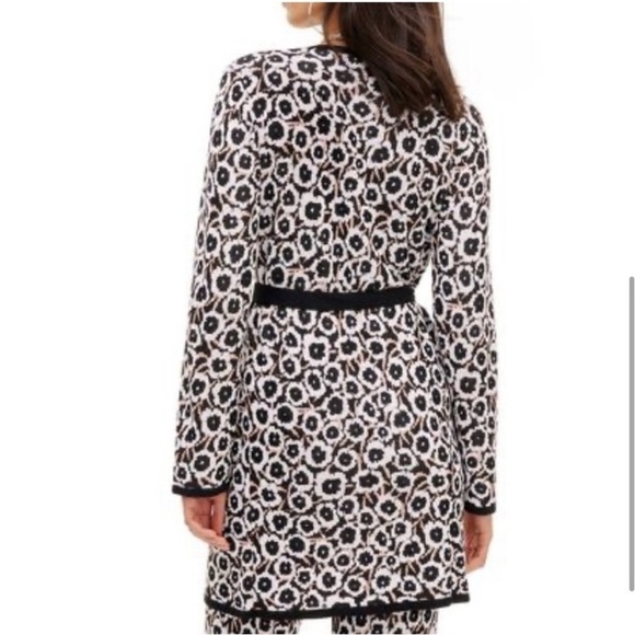 Women's Long Sleeve V-Neck
Neutral Poppy Sweater Wrap Top - DVF for Target new - Picture 2 of 6